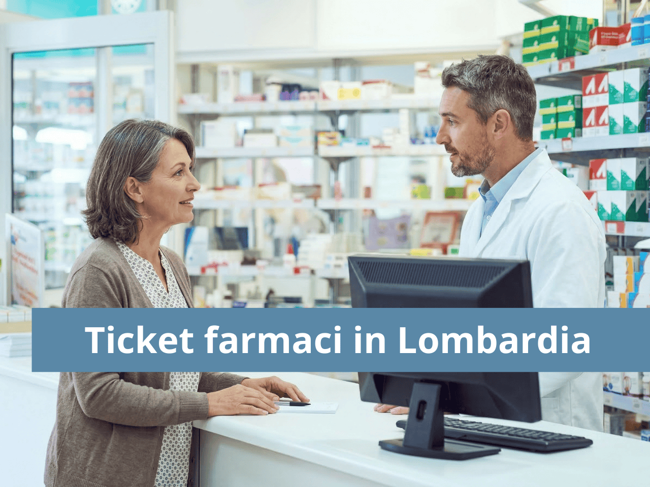 Immagine di cliente in farmacia che chiede informazioni al farmacista sui ticket farmaci regione Lombardia