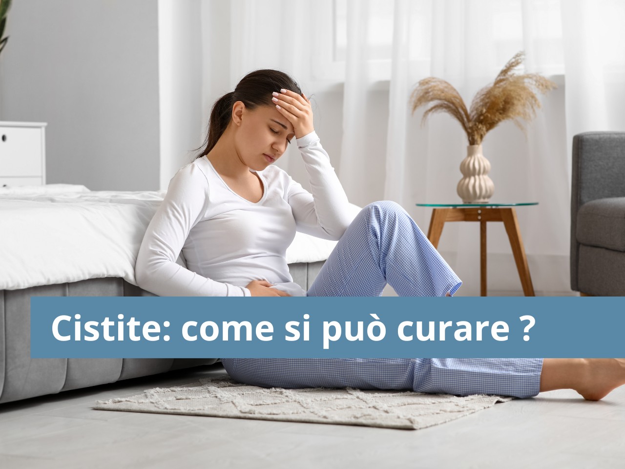 Donna che avverte bruciore e fastidio urinario tipici della cistite
